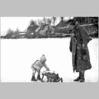 094-0201 Charlotte Broscheit mit ihrem Sohn Martin auf dem See im Kreis Loetzen 1937.jpg